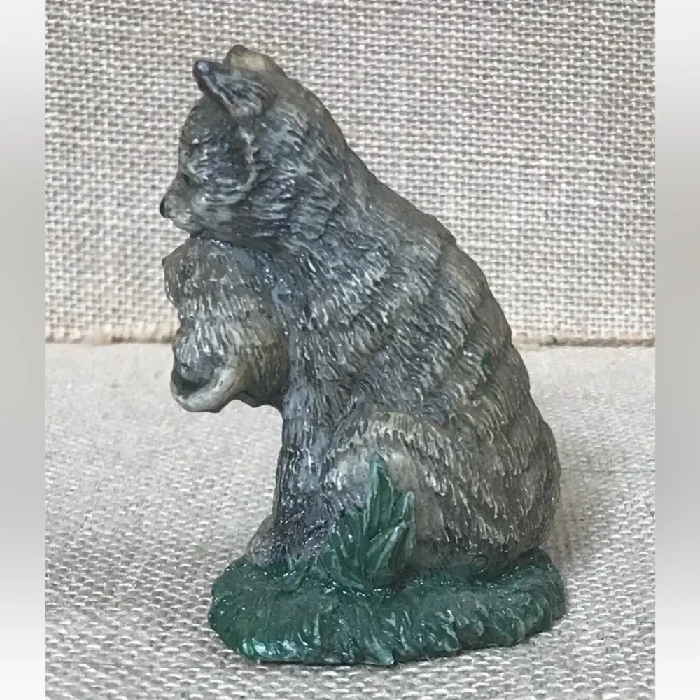Vintage Mama Cat Holding Baby Kitten Resin Figurine Kitsch Goblin Cottage Core